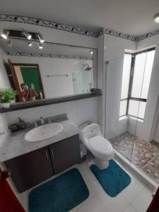 y baño con aseo, lavabo y espejo. en Cartagena - Torremarina, en Cartagena de Indias
