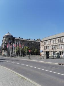 eine leere Straße vor einem Gebäude mit Flaggen in der Unterkunft L'élégant-Parking privé-10min strasbourg-NBSimmo in Bischheim