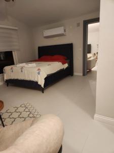 una camera con un letto e un divano di White coral house a Dalaman