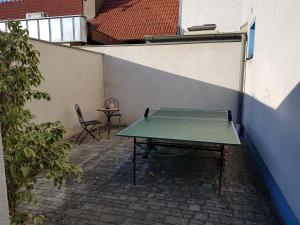 una mesa verde en un patio con una silla en Ferienwohnung Knipp, en Oslip