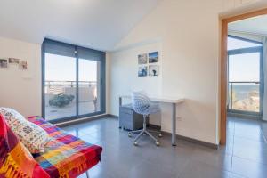 1 dormitorio con escritorio y mesa con silla en Confortable Beach Appartment with Views to the Sea, en Puzol