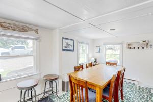 een eetkamer met een houten tafel en stoelen bij Seaside Cottage in Bristol