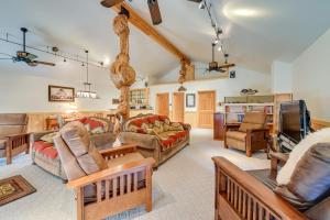 uma sala de estar cheia de mobiliário e uma televisão em Soldotna Fishing Lodges with Dock on Kenai River! em Sterling