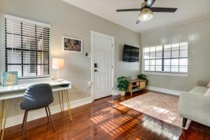 een woonkamer met een bureau en een bank bij Orlando Golden Girls Retreat Prime Location! in Orlando