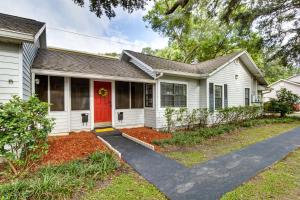 een wit huis met een rode deur bij Orlando Golden Girls Retreat Prime Location! in Orlando