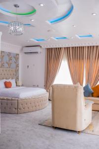 um quarto com uma cama grande e um sofá em MONDEESTARS LUXURY HOME em Ibadan