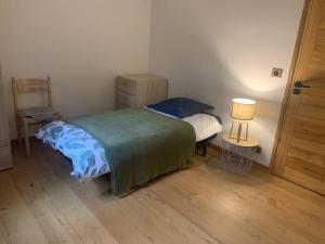 - une chambre avec un lit, une commode et une lampe dans l'établissement Villa La source & SPA, à Pont-de-Labeaume