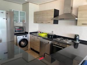 Dapur atau dapur kecil di Appart de Luxe front de mer Prestigia Plage des Nations