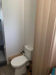 Baðherbergi á Studio tout confort +4 myndir