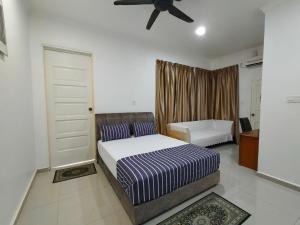 馬六甲的住宿－RoofTop Villa，一间卧室配有一张床和吊扇