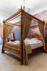 a bedroom with two canopy beds with curtains at Zielony Kompleks Dwór Ostoya in Jasionka