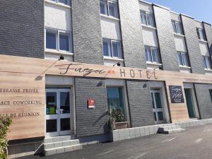 eine Fassade eines Gebäudes mit einem Hotel in der Unterkunft Fuzei Hôtel Lorient-Lanester in Lanester