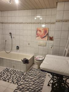 Ένα μπάνιο στο Ferienwohnung Bohn