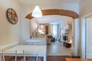 cocina y sala de estar con mesa y sillas en Apt in San Niccolò a pochi passi da Ponte Vecchio, en Florencia