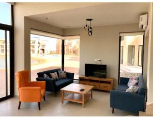 sala de estar con 2 sofás y TV en Emos Villa en Hurghada