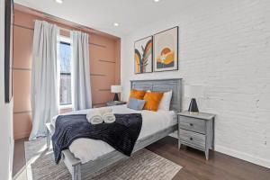 1 dormitorio con 1 cama con 2 toallas en SWJ 4th - 25 Min to Times Sq, Save on 2Day+ Stays, en Nueva York