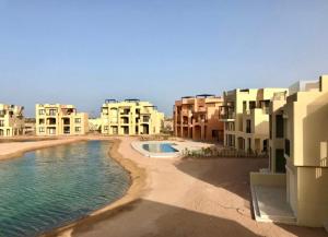 vista su una spiaggia con edifici e acqua di Emos Villa a Hurghada