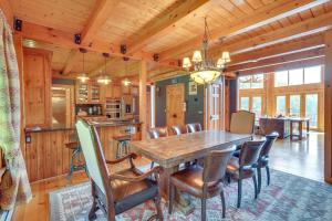 Blairstown的住宿－Luxury Log Cabin with EV Charger and Mtn Views!，一间带木桌和椅子的用餐室