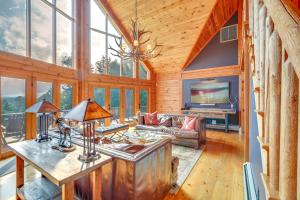 Blairstown的住宿－Luxury Log Cabin with EV Charger and Mtn Views!，带沙发和电视的客厅