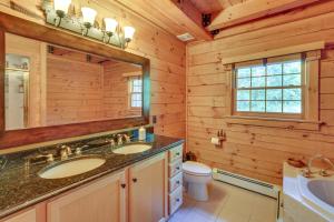 Bilik mandi di Luxury Log Cabin with EV Charger and Mtn Views! +36 gambar