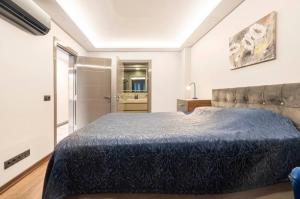 a bedroom with a large bed and a bathroom at Luxury apartment in the heart of Nisantasi in Istanbul