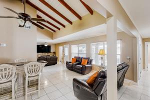 Home near the beach & golf with inviting patio, fireplace, AC, & washer/dryer في فرناندينا بيتش: غرفة معيشة مع أرائك وطاولة وكراسي