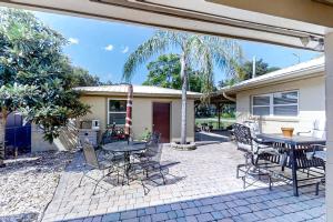 Home near the beach & golf with inviting patio, fireplace, AC, & washer/dryer في فرناندينا بيتش: فناء مع طاولة وكراسي أمام المنزل