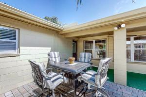 Home near the beach & golf with inviting patio, fireplace, AC, & washer/dryer في فرناندينا بيتش: طاولة وكراسي على فناء