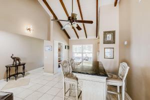 Home near the beach & golf with inviting patio, fireplace, AC, & washer/dryer في فرناندينا بيتش: مطبخ مع مروحة سقف وطاولة مع كراسي