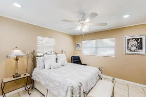 Home near the beach & golf with inviting patio, fireplace, AC, & washer/dryer في فرناندينا بيتش: غرفة نوم بها سرير ومروحة سقف +31 صورة