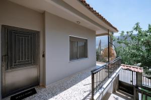 - un balcon d'une maison avec une porte dans l'établissement OAZA Thasos, à Prinos