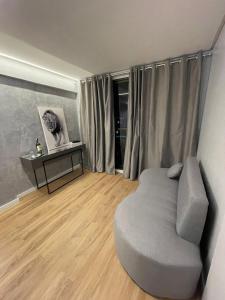 ein Wohnzimmer mit einem Sofa und einem Tisch in der Unterkunft Hotel do Vale in Campina Grande