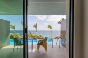 Bazén v ubytování BEYOND A Luxury Boutique Hotel nebo v jeho okolí
