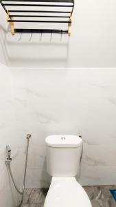 Paddy Villea Inn SPT Penang في Permatang Pauh: حمام مع مرحاض أبيض في الغرفة