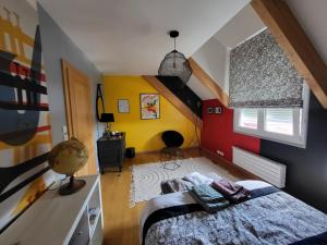 Un pequeño dormitorio con una cama y una escalera en Poésie en partage, en Giromagny