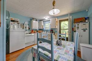 cocina con paredes azules y electrodomésticos blancos en Heavenly Bearadise Cabin in Cashiers, NC!, en Cashiers