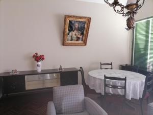 a dining room with a table and chairs at Apartamento Parra in Arequipa
