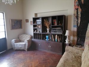 a living room with a book shelf and a chair at Apartamento Parra in Arequipa