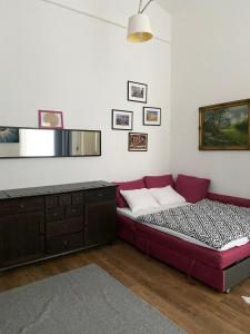 Кровать или кровати в номере Art Orangehouse Budapest