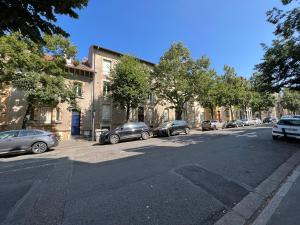 a street with cars parked on the side of the road at 2 pièces, SPA et terrasse, Nancy Thermal in Nancy