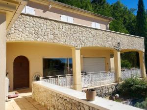 een groot huis met een balkon met een deur bij Villa de 5 chambres avec piscine privee jacuzzi et terrasse a Perigueux in Périgueux