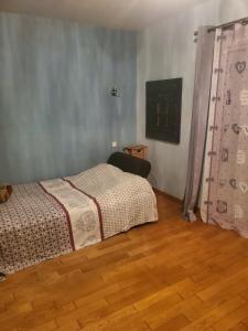 een slaapkamer met een bed en een houten vloer bij Villa de 5 chambres avec piscine privee jacuzzi et terrasse a Perigueux in Périgueux