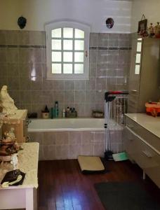 een badkamer met een bad en een raam bij Villa de 5 chambres avec piscine privee jacuzzi et terrasse a Perigueux in Périgueux