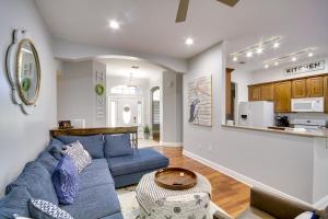 sala de estar con sofá azul y cocina en Ocean Springs Home with Fire Pit and Game Room! en Biloxi
