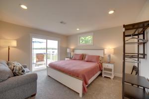 um quarto com uma cama, um sofá e uma janela em Cozy Pierson Paradise Lake Retreat with Fire Pit! em Howard City