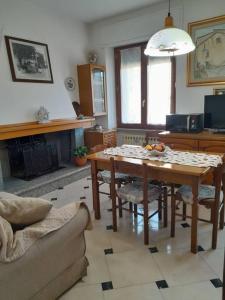 sala de estar con mesa de madera y sillas en appartamento in casa Lai, en Desulo