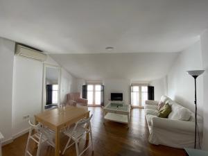 sala de estar con sofá y mesa en Apartamentos Ceo ciudad en Ronda