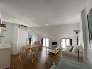 sala de estar con sofá y mesa en Apartamentos Ceo ciudad en Ronda