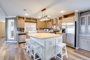 Η κουζίνα ή μικρή κουζίνα στο Fishermans Paradise Lake-View Home in Many! +22 φωτογραφίες