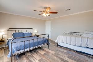 Ένα ή περισσότερα κρεβάτια σε δωμάτιο στο Fishermans Paradise Lake-View Home in Many!